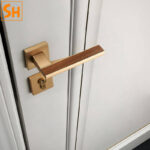 Khóa tay gạt kiểu vuông hợp kim kẽm phối gỗ RH0012 a