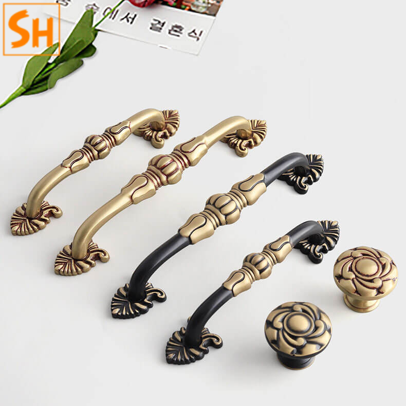 Tay nắm tủ cổ điển họa tiết ấn tượng SH.TA1002 Tay nắm tủ cổ điển họa tiết ấn tượng SH.TA1002