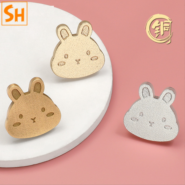 tay-nam-cua-tu-quan-ao-hinh-tho-hoat-hinh-de-thuong-yj0191-1