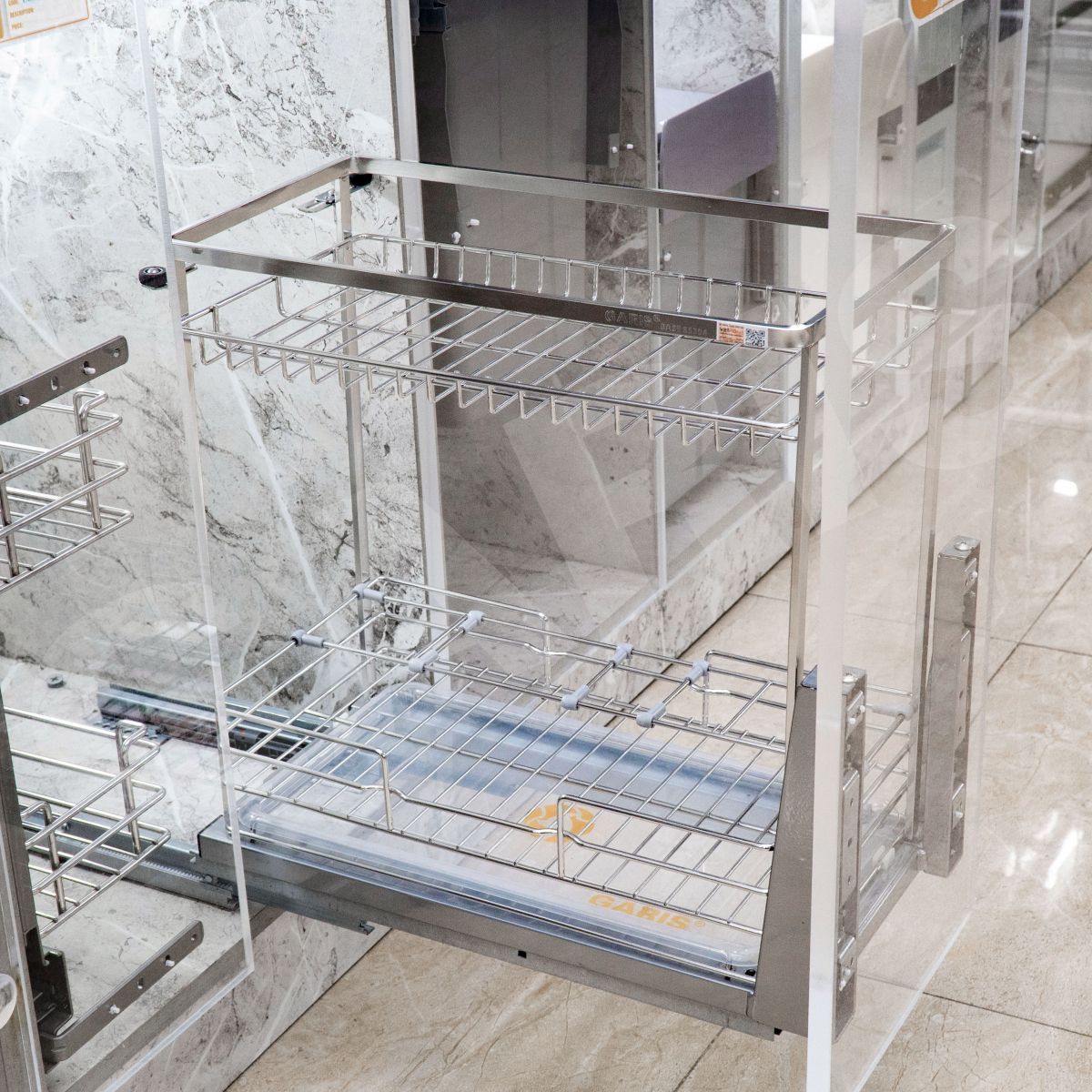 Giá gia vị chai lọ GARIS GKE230 300mm lắp đặt trong tủ bếp cánh kéo