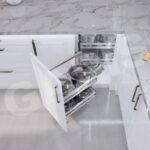 Hệ góc liên hoàn vách hộp GARIS GCB245L/R chi tiết rổ inox và cơ cấu ray