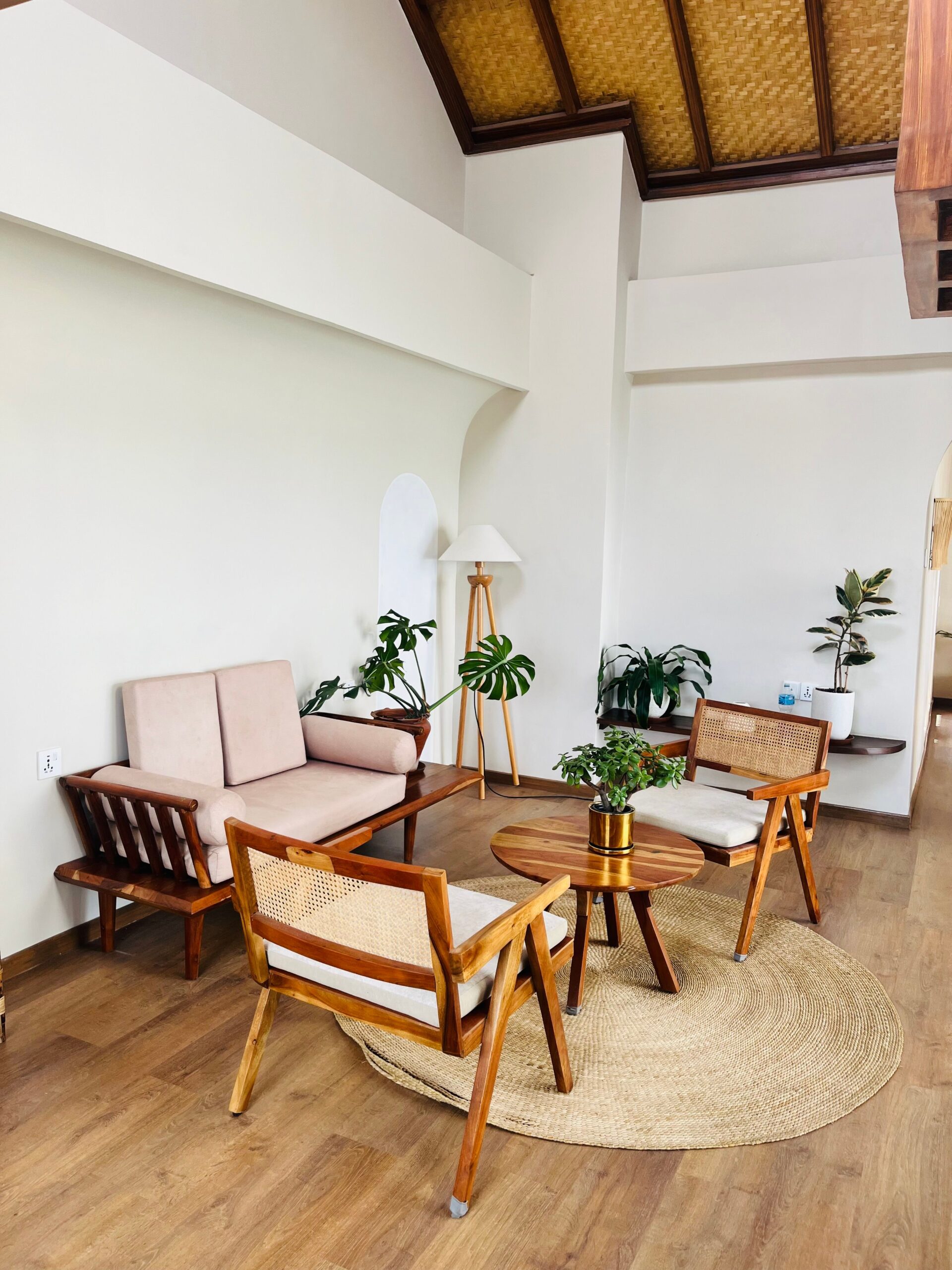 Phong cách Scandinavian nội thất phòng khách ấm cúng cây xanh sofa nâu tối giản 2026