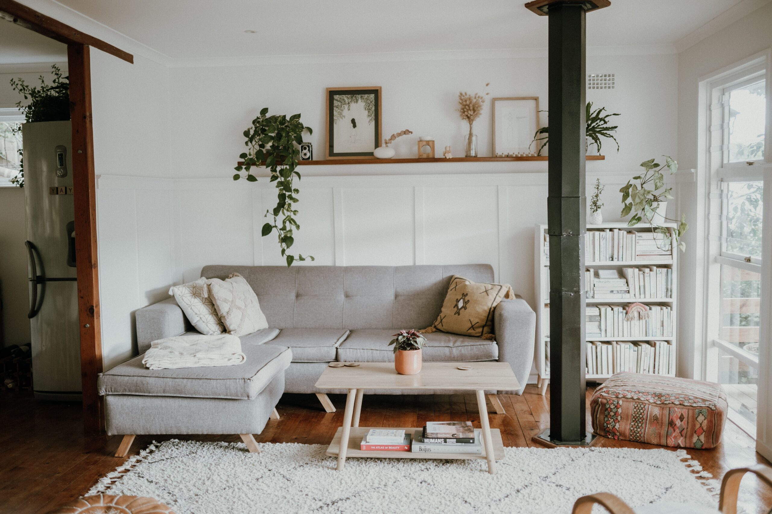 Phong cách Scandinavian nội thất – phòng khách trắng sáng sofa bắc âu cây xanh tươi mát