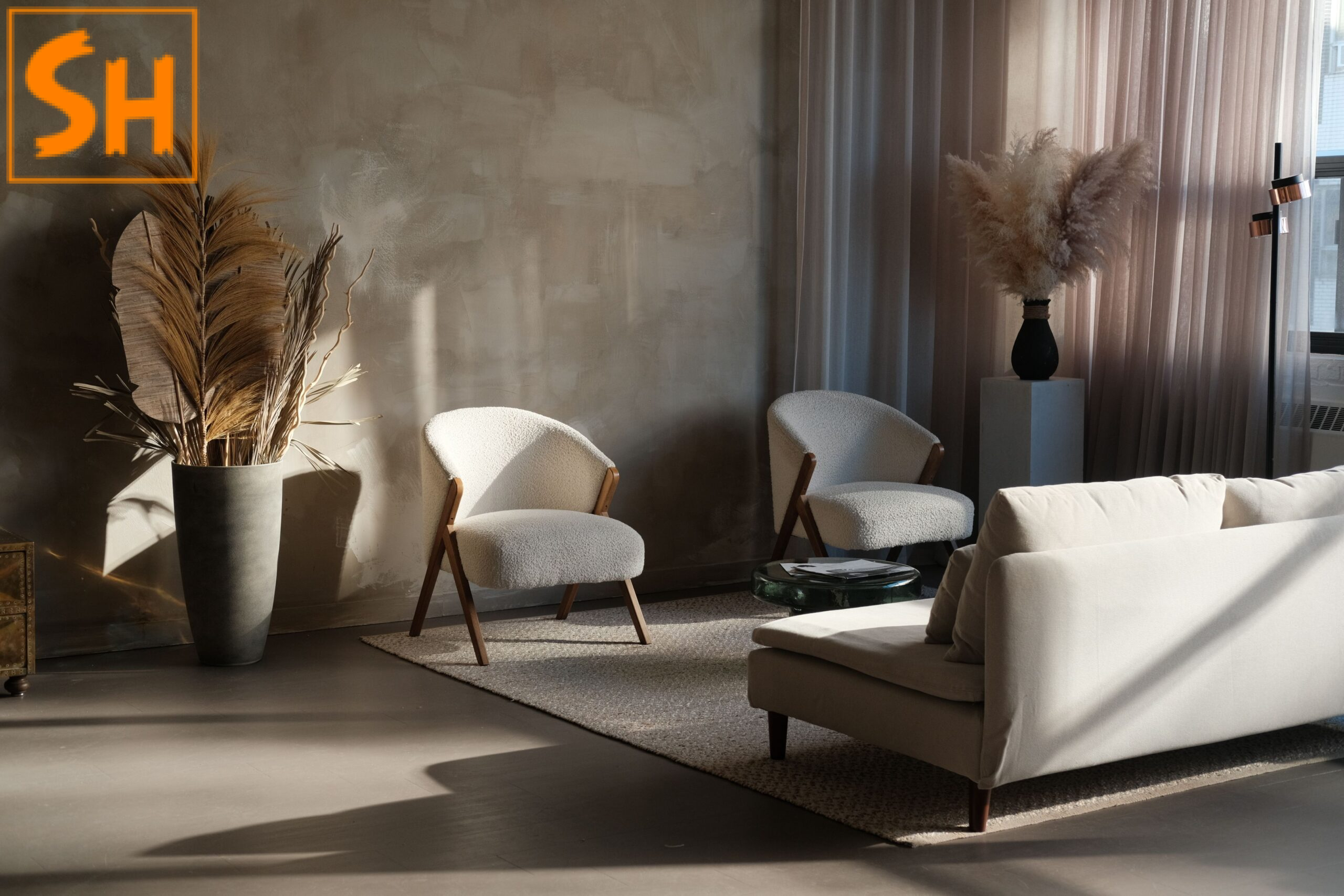 Phong cách Japandi nội thất – phòng khách ấm cúng với cỏ lau pampas tường kết cấu và ghế sofa nhẹ nhàng