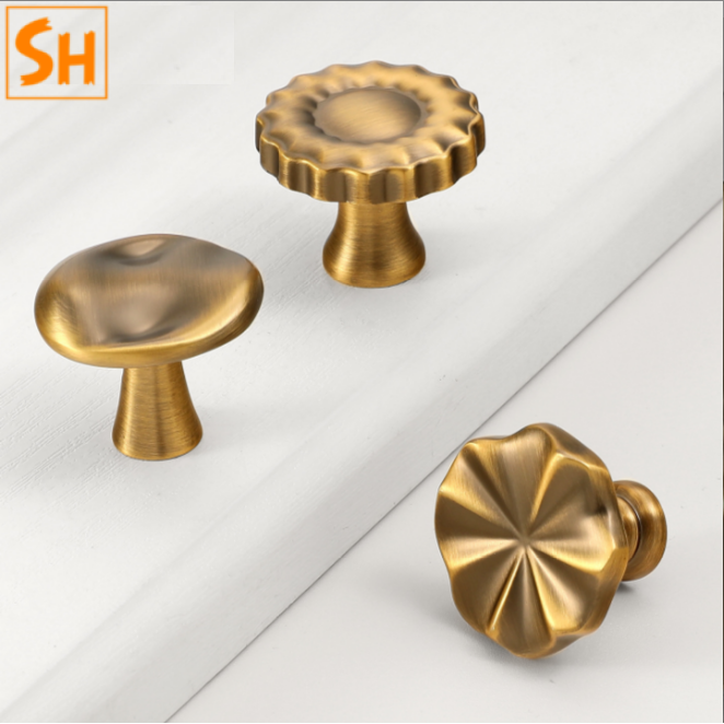 Tay nắm tủ hợp kim kẽm YJ5056 kiểu Pháp tay nắm tủ hợp kim kẽm vs tay nắm tủ gốm sứ – ưu điểm tay nắm tủ hợp kim kẽm YJ5056 kiểu Pháp 2026