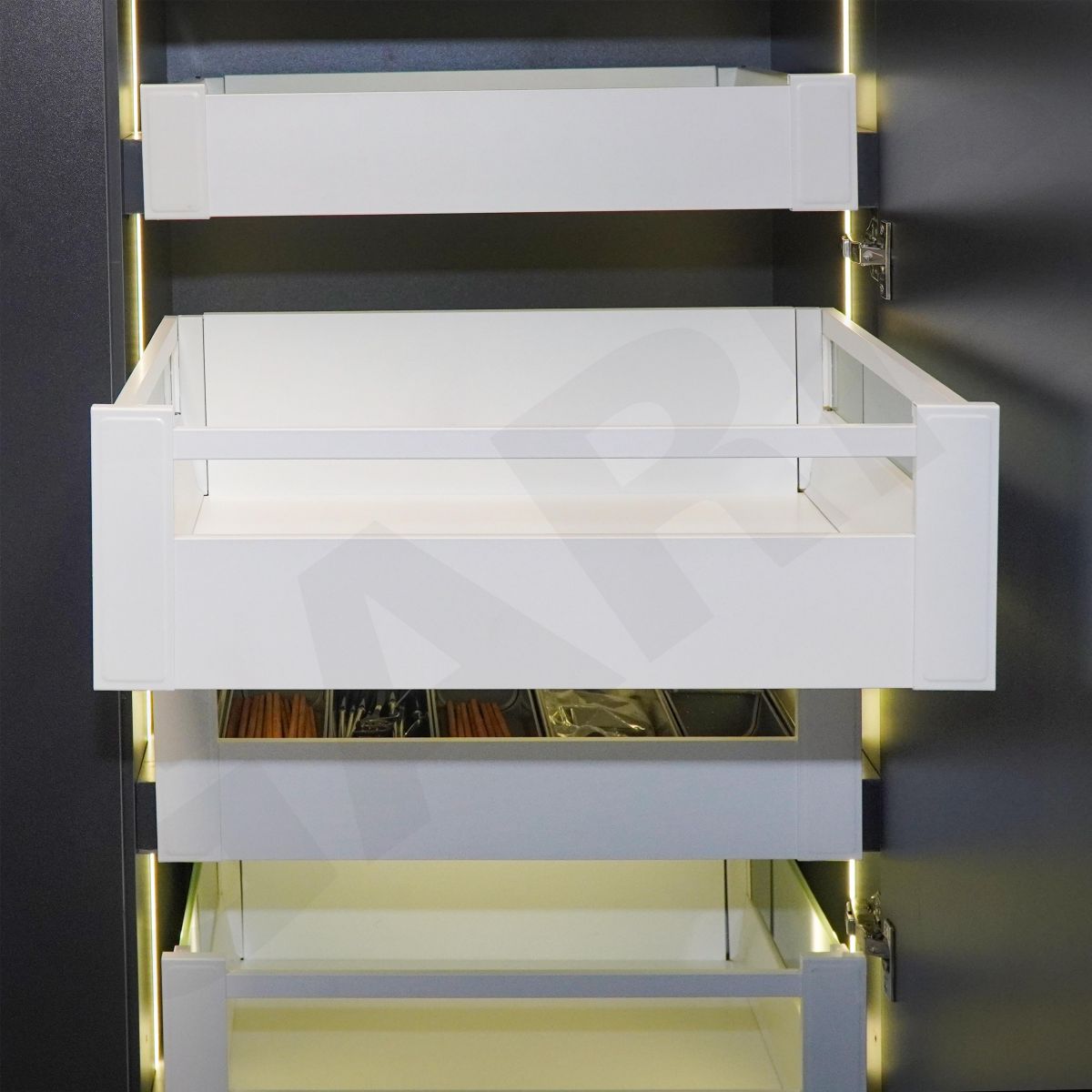 Ray hộp GARIS GT6A lắp đặt thực tế trong tủ bếp mặt ngăn kéo trước