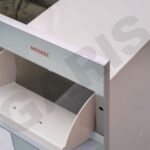 Thùng đựng gạo 15kg mặt kính trắng xanh GARIS MRW630 nút nhấn mặt trước góc thực tế