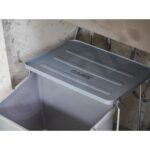 Thùng rác đơn trong tủ GARIS GW316 lắp đặt thực tế trong tủ bếp dưới cánh mở