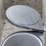 Thùng rác gắn cánh tủ GARIS GW05.07 lắp đặt thực tế trong tủ bếp dưới cánh mở