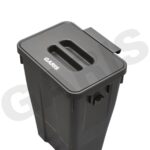 Thùng rác treo cánh tủ GARIS GWP421 lắp đặt thực tế trên mặt trong cánh tủ bếp dưới