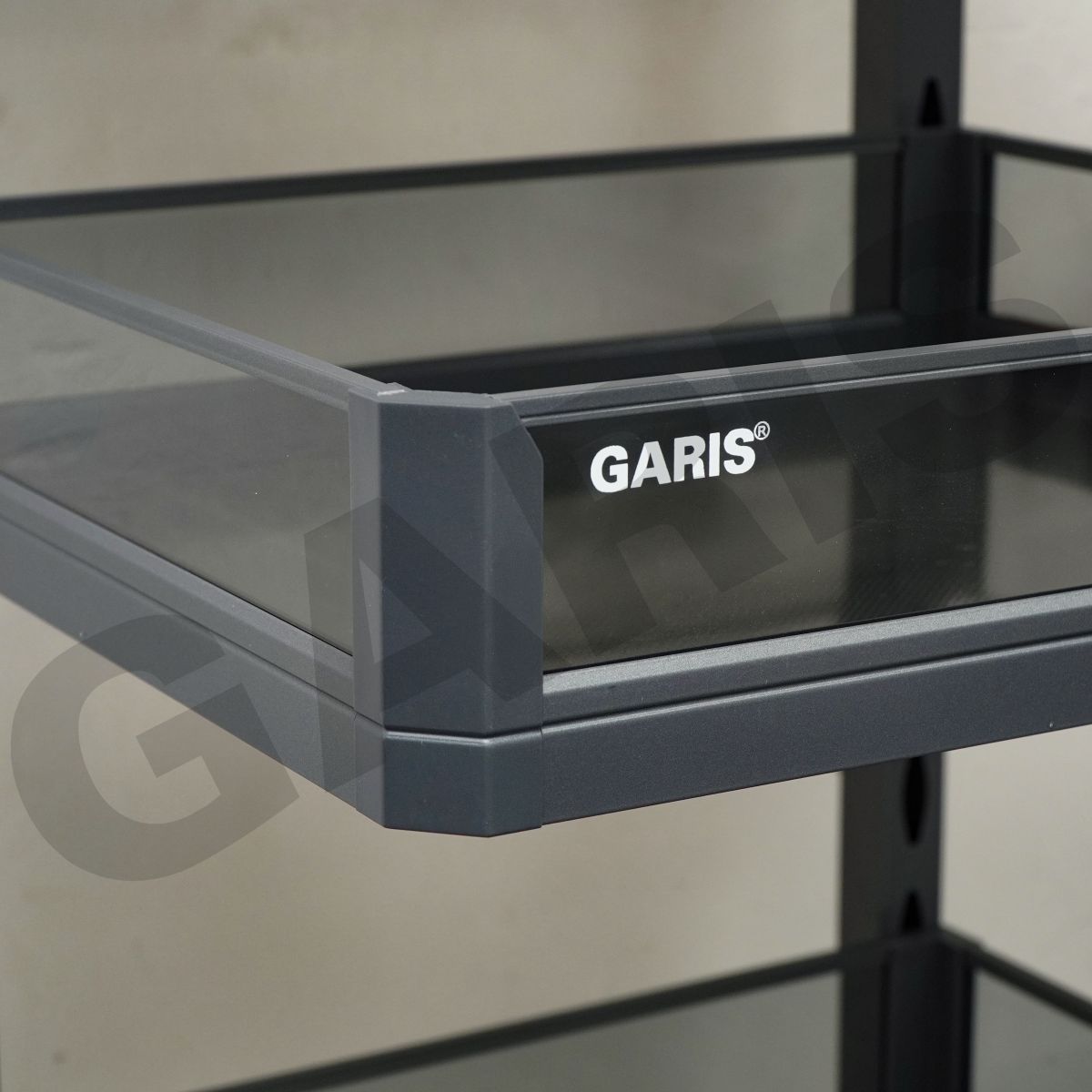 Tủ đồ khô vách kính tối GARIS GSD645 chi tiết tầng rổ nhôm