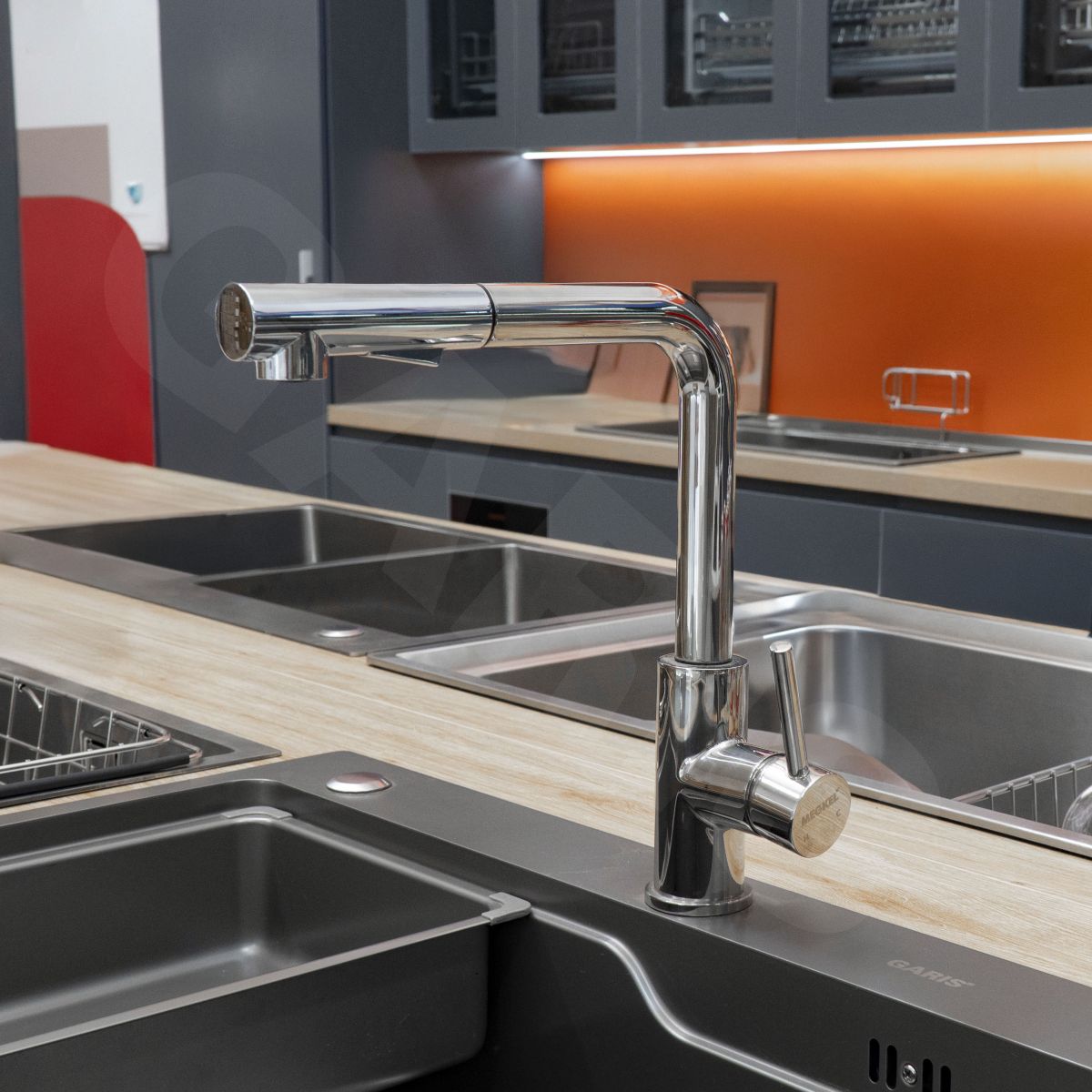 Vòi rửa bát nóng lạnh GARIS GF2M inox 304 bóng gương có dây rút góc chụp 2