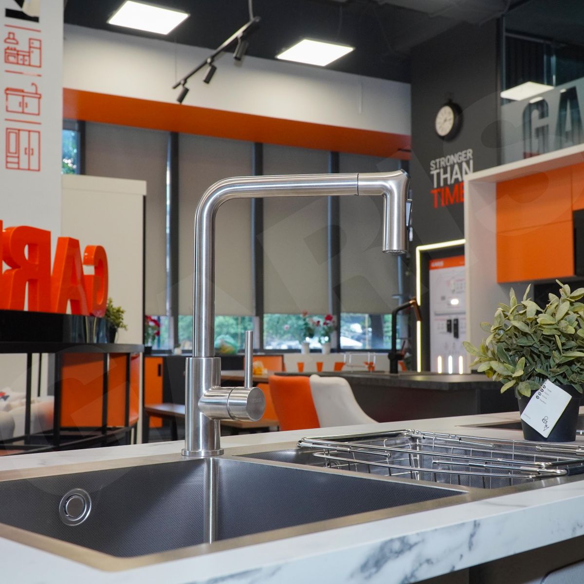 Vòi rửa bát nóng lạnh GARIS GF17E inox 304 xước mờ dây rút góc chụp 2