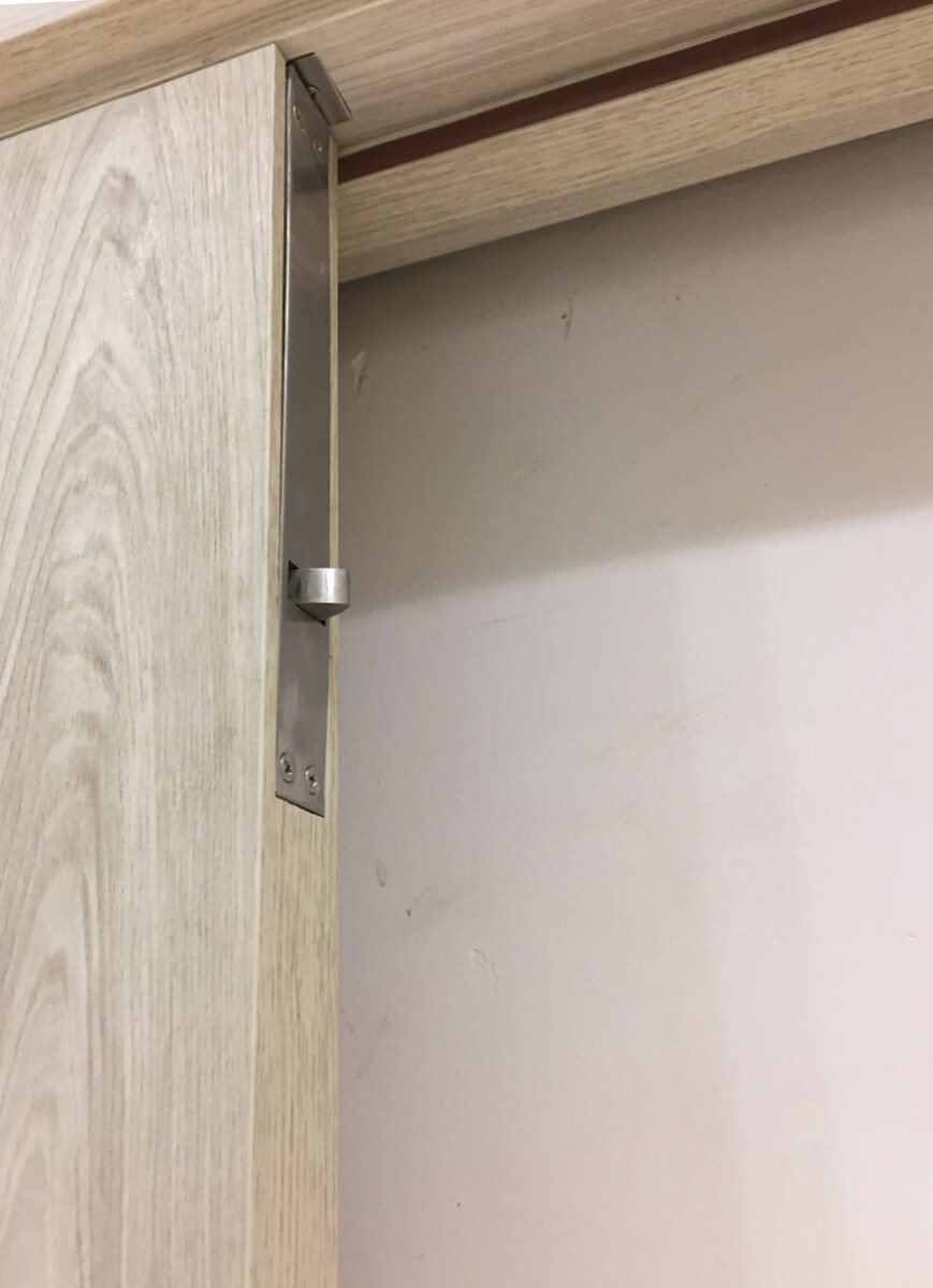 Lắp đặt thực tế chốt âm tự động IMUNDEX 709.17.998 trên cửa 2 cánh gỗ