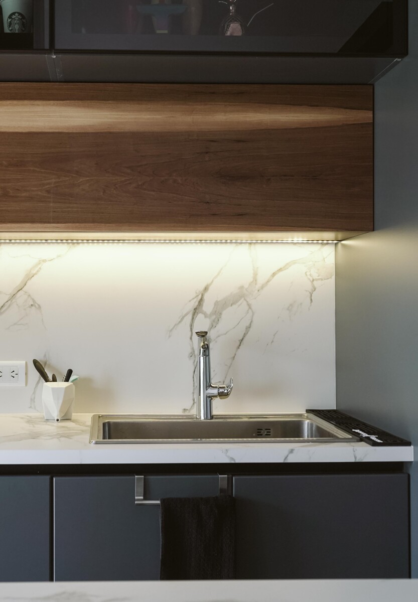lắp đèn led dây tủ bếp – đèn led dây gầm tủ bếp hoàn thiện sáng đẹp 2026