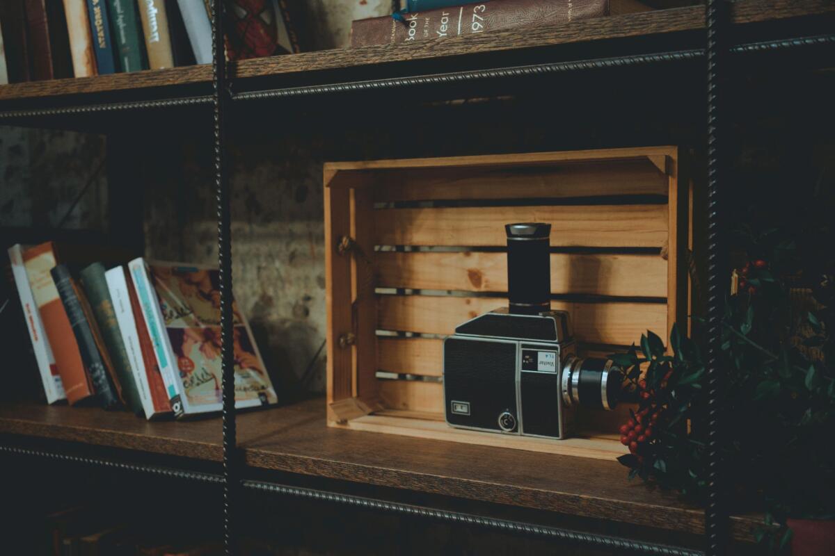 trang trí kệ sách mở vintage – góc đọc sách hoàn thiện phong cách vintage 2026