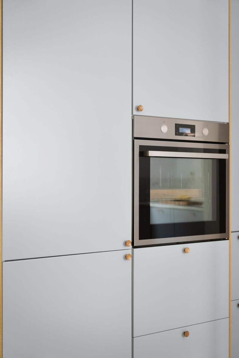 phối kim loại mixed metal tủ bếp – tay nắm phối kim loại tủ bếp hiện đại 2026