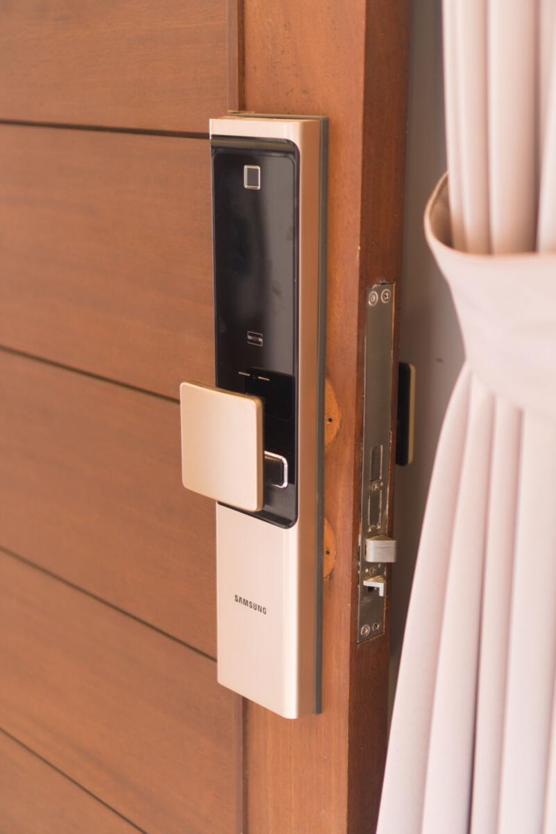 khóa vân tay cửa gỗ – kiểm tra pin và cảm biến vân tay định kỳ hàng năm
