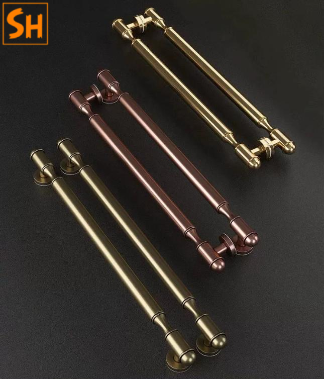 Nhiều mẫu tay nắm và ổ khóa bằng đồng đặt cạnh nhau để so sánh trước khi đặt hàng số lượng lớn, kiểm tra phụ kiện ngành gỗ cao cấp chính hãng